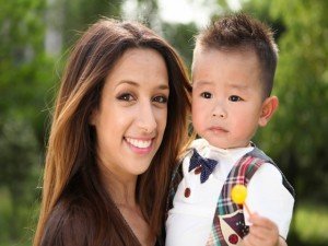 Au Pair in China with her host's kid. She helps them learn English while experiences Chinese culture. (source: nihaoaupair)