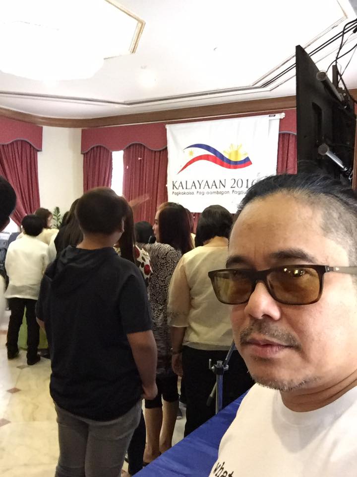 OFW artist Alvin Acuna at the Breakfast Reception of the 118th Philippine Independence Day Celebration at the Philippine Embassy Faiha.