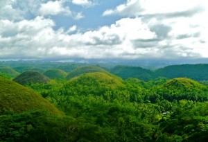 Chocolate Hills of Bukidnon, green in color. (Source:villakasadyadotcom)