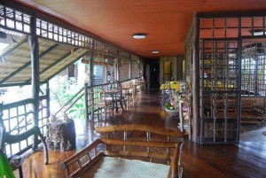 Casa Linda in Puerto Princesa, Palawan is partly owned by Filipino celebrity Matthew Mendoza. It is your typical tropical place to stay only 5 minutes ride from the airport. (source: the poortraveler)