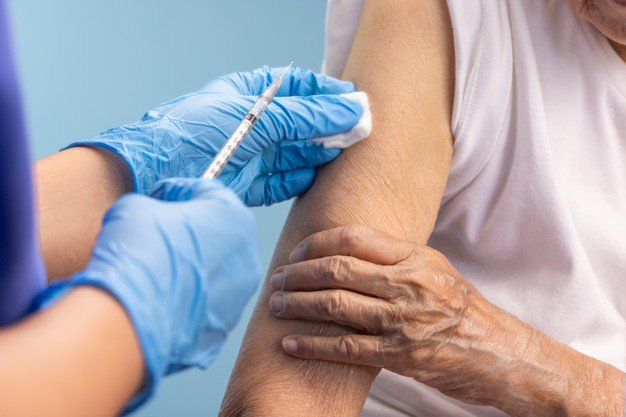 Elderly man receiving vaccine dose | www.diarynigracia.com
