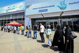 Kuwaitis lined up at vaccination centers | www.diarynigracia.com