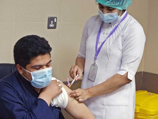 Man receiving vaccine shot | www.diarynigracia.com